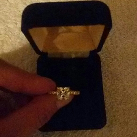 Pretty ring - Picture 2 of 3